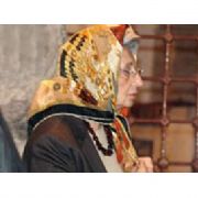 SEMRA SEZER, TÜRBEDE BAŞ ÖRTÜSÜ TAKTI